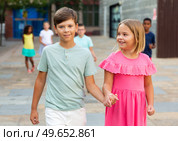 Boy and girl walking together hand in hand. Стоковое фото, фотограф Яков Филимонов / Фотобанк Лори