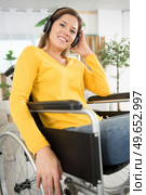 enjoying lifes positive things despite severe handicap. Стоковое фото, агентство Ingram Publishing / Фотобанк Лори