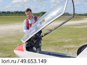 Man looking at cab of sailplane. Стоковое фото, агентство Ingram Publishing / Фотобанк Лори