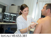 man having a shoulder ultrasound. Стоковое фото, агентство Ingram Publishing / Фотобанк Лори