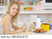 portrait of beautifu blonde woman having breakfast. Стоковое фото, агентство Ingram Publishing / Фотобанк Лори