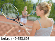 close up of women playing tennis. Стоковое фото, агентство Ingram Publishing / Фотобанк Лори