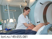 nurse taking care of patient entering into mri machine. Стоковое фото, агентство Ingram Publishing / Фотобанк Лори