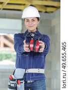 woman contractor worker with noise cancelling headphones. Стоковое фото, агентство Ingram Publishing / Фотобанк Лори