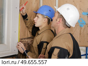 worker use ruler to measure the correct length of styrofoam. Стоковое фото, агентство Ingram Publishing / Фотобанк Лори