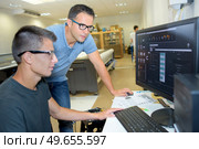 teacher and student working on computer. Стоковое фото, агентство Ingram Publishing / Фотобанк Лори