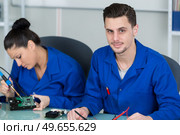 students in electronics class at university. Стоковое фото, агентство Ingram Publishing / Фотобанк Лори