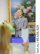 a man is showing the vase. Стоковое фото, агентство Ingram Publishing / Фотобанк Лори