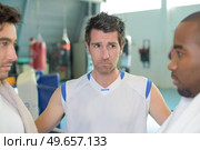 Referee in between two boxers psyching eachother out. Стоковое фото, агентство Ingram Publishing / Фотобанк Лори