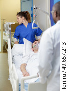 patient hospital bed moved by medical staff to operating room. Стоковое фото, агентство Ingram Publishing / Фотобанк Лори