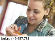 female in workshop. Стоковое фото, агентство Ingram Publishing / Фотобанк Лори