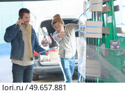 delivery man phoning before leaving the warehouse. Стоковое фото, агентство Ingram Publishing / Фотобанк Лори