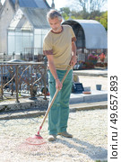 portrait of council caretaker at work. Стоковое фото, агентство Ingram Publishing / Фотобанк Лори