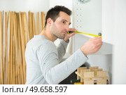 carpenter installing luxury fitted kitchen. Стоковое фото, агентство Ingram Publishing / Фотобанк Лори