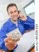 man holding a light switch mechanism. Стоковое фото, агентство Ingram Publishing / Фотобанк Лори