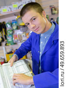 referring to another shop. Стоковое фото, агентство Ingram Publishing / Фотобанк Лори