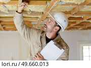 builder is checking the quality of the work done. Стоковое фото, агентство Ingram Publishing / Фотобанк Лори