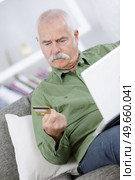 a senior with card input. Стоковое фото, агентство Ingram Publishing / Фотобанк Лори