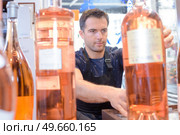 arranging the bottles of wine. Стоковое фото, агентство Ingram Publishing / Фотобанк Лори
