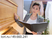woman having to chose a coffin in a store. Стоковое фото, агентство Ingram Publishing / Фотобанк Лори