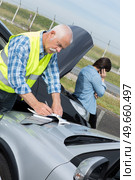 people dealing with car accident. Стоковое фото, агентство Ingram Publishing / Фотобанк Лори