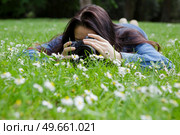 female photographer on the grass. Стоковое фото, агентство Ingram Publishing / Фотобанк Лори
