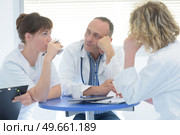 medical staff chatting in modern hospital canteen. Стоковое фото, агентство Ingram Publishing / Фотобанк Лори