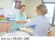 young female nurse holding a newborn baby in hospital. Стоковое фото, агентство Ingram Publishing / Фотобанк Лори
