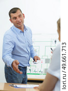 man talking to student during business training course. Стоковое фото, агентство Ingram Publishing / Фотобанк Лори