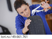 female vulcanizing worker removing puncture. Стоковое фото, агентство Ingram Publishing / Фотобанк Лори