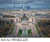 Sightseeing aerial view of the Trocadero area and La Defense metropolitan district seen at the horizon in Paris, France. Beautiful autumn season colors. Стоковое фото, агентство Ingram Publishing / Фотобанк Лори