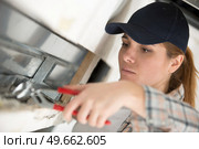 woman fixing kitchen. Стоковое фото, агентство Ingram Publishing / Фотобанк Лори