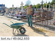 portrait of a groundskeeper in cemetery. Стоковое фото, агентство Ingram Publishing / Фотобанк Лори