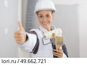 beautiful young woman painter with paint brush in hands. Стоковое фото, агентство Ingram Publishing / Фотобанк Лори
