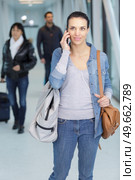 airport with people walking in corridor. Стоковое фото, агентство Ingram Publishing / Фотобанк Лори