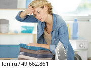 tired woman on ironing board. Стоковое фото, агентство Ingram Publishing / Фотобанк Лори