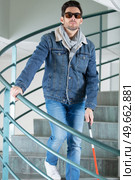 blind man descends staircase with a stick. Стоковое фото, агентство Ingram Publishing / Фотобанк Лори