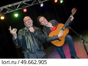 couple performs duet sharing same microphone. Стоковое фото, агентство Ingram Publishing / Фотобанк Лори