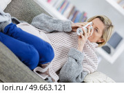 mature illness woman drinking hot tea at home. Стоковое фото, агентство Ingram Publishing / Фотобанк Лори