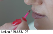 Lipstick Makeup Woman: Pink lip liner applying on lips indoors for cosmetic enhancement today. Стоковое видео, видеограф svetograph / Фотобанк Лори
