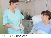 Nurse administering intravenous drug to patient. Стоковое фото, агентство Ingram Publishing / Фотобанк Лори