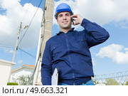 lineman talking on the cellular phone. Стоковое фото, агентство Ingram Publishing / Фотобанк Лори