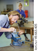 workman securing metal in a vice. Стоковое фото, агентство Ingram Publishing / Фотобанк Лори