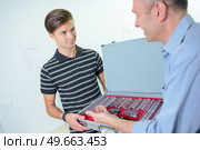 apprentice with a set of lenses. Стоковое фото, агентство Ingram Publishing / Фотобанк Лори