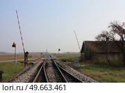 Железная дорога уходит вдаль, переезд, открытый шлагбаум (2011 год). Стоковое фото, фотограф Денис Глагазин / Фотобанк Лори
