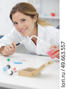 happy woman in lab with pipettes. Стоковое фото, агентство Ingram Publishing / Фотобанк Лори