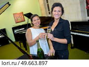 opening of the piano shop. Стоковое фото, агентство Ingram Publishing / Фотобанк Лори