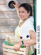 woman during waste separation and recycling. Стоковое фото, агентство Ingram Publishing / Фотобанк Лори