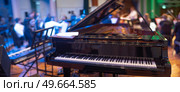 the piano on stage in the spotlight. Before the concert. Стоковое фото, агентство Ingram Publishing / Фотобанк Лори