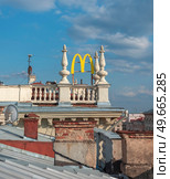 MINSK, BELARUS - September 02, 2021: Minsk, in the city center McDonald’s sign on the roof. Редакционное фото, агентство Ingram Publishing / Фотобанк Лори